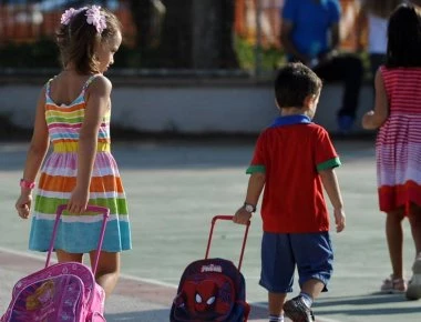 Τα Ελληνόπαιδα μειώνονται αλλά 93 δημοτικά σχολεία θα αποκτήσουν τάξεις για παιδιά προσφύγων και αλλοδαπών